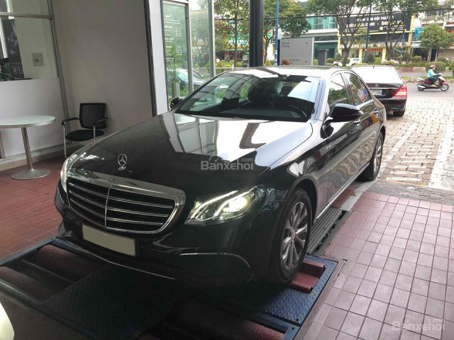 Bán xe Mercedes E200 đen, đăng ký 2017, chỉ với 600 triệu nhận xe ngay