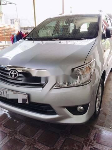 Cần bán xe Toyota Innova 2013, màu bạc, giá 557tr