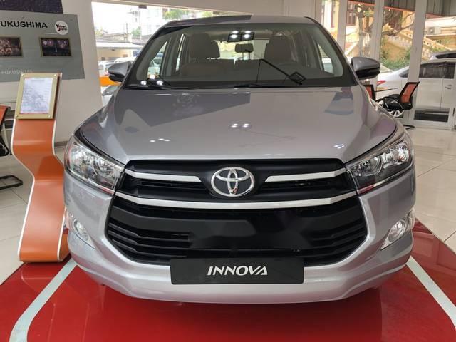 Bán ô tô Toyota Innova 2.0E 2018, màu bạc