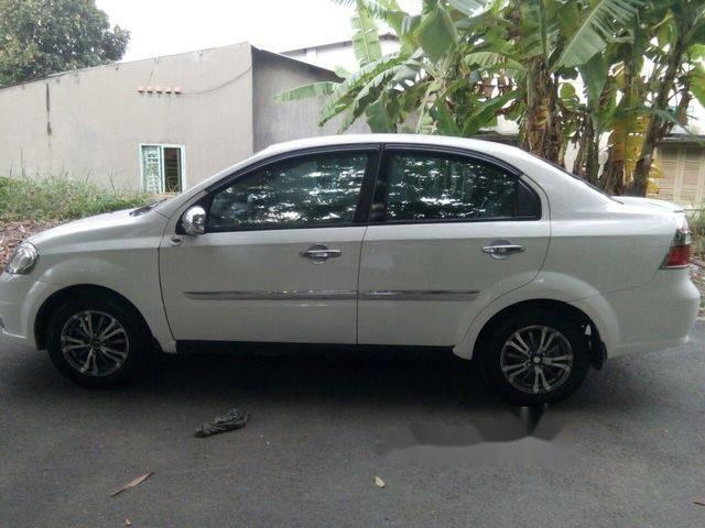 Cần bán gấp Daewoo Gentra đời 2009, màu trắng, giá tốt