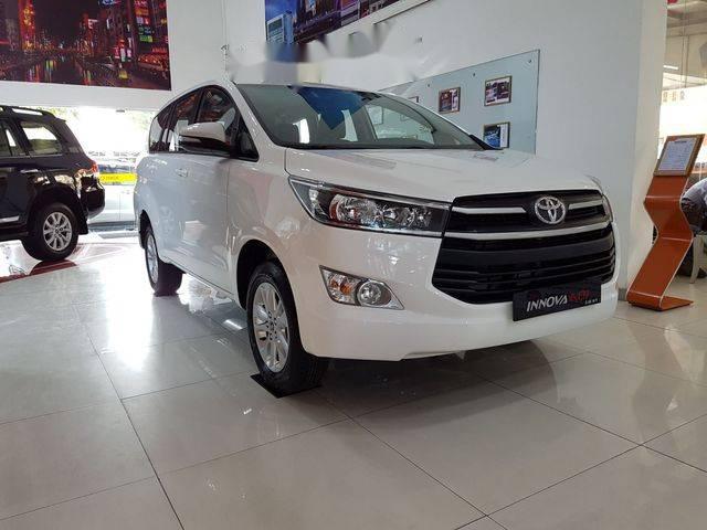 Bán ô tô Toyota Innova 2.0E sản xuất năm 2018, màu trắng, giá chỉ 685 triệu