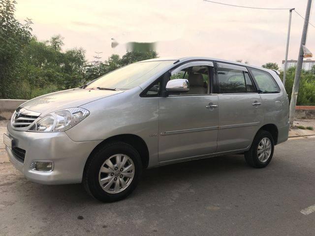 Bán xe Toyota Innova sản xuất 2010, màu bạc 