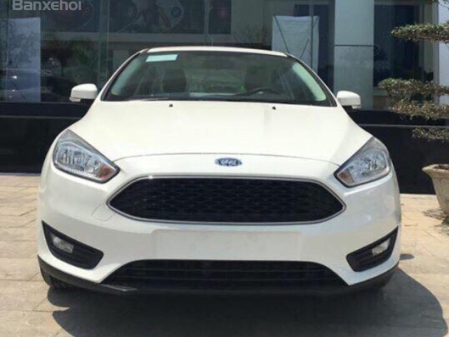 Cần bán Ford Focus năm 2018 màu trắng, giá tốt