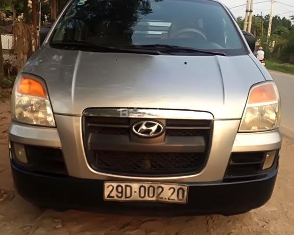 Cần bán xe Hyundai Grand Starex 2004, màu bạc, xe nhập xe gia đình