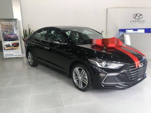 Cần bán Hyundai Elantra đời 2018, màu đen