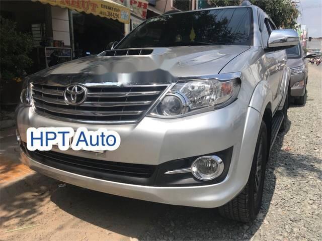 Bán xe Toyota Fortuner 2015, màu bạc còn mới