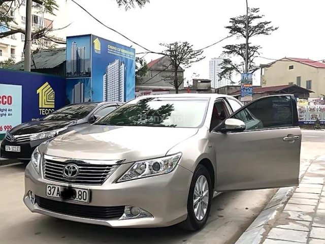 Cần bán xe Toyota Camry 2.0 đời 2013, giá 830tr