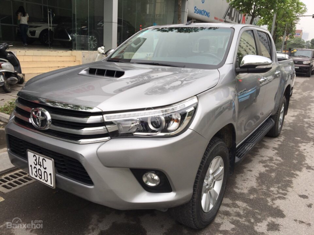 Cần bán xe Toyota Hilux sản xuất 2016 màu bạc, 760 triệu, xe nhập