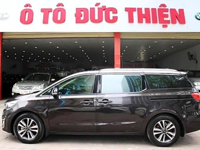 Bán Kia Sedona CRDI sản xuất năm 2017, màu nâu như mới