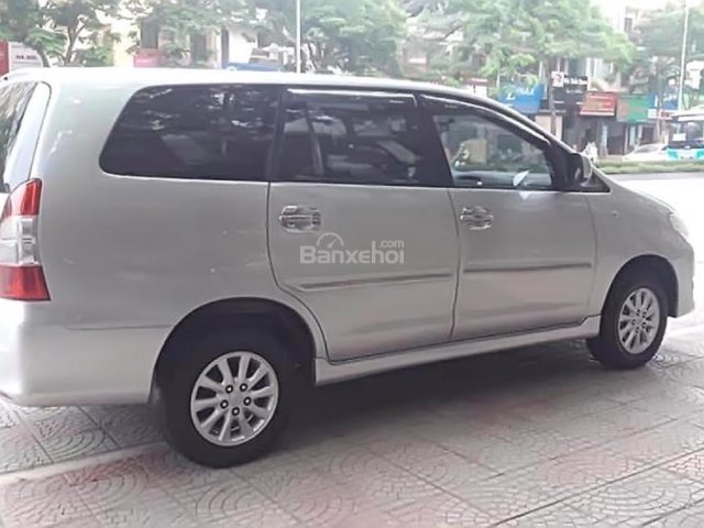 Bán Toyota Innova 2.0E năm 2013, màu bạc như mới