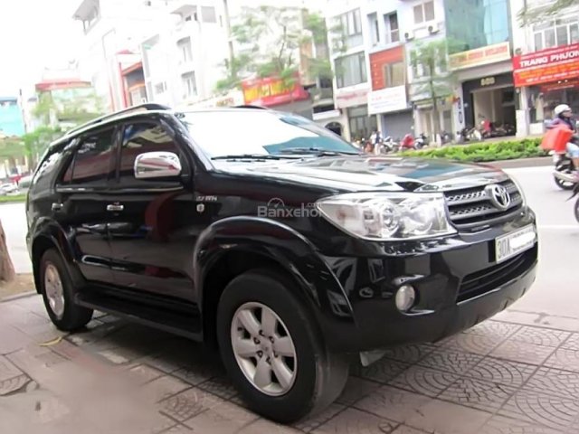 Cần bán gấp Toyota Fortuner 2.7V đời 2011, màu đen xe gia đình