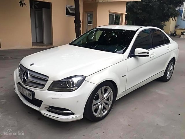 Cần bán lại xe Mercedes C200 năm 2012, màu trắng, giá chỉ 720 triệu