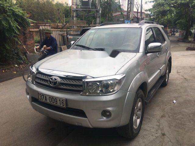 Bán Toyota Fortuner năm sản xuất 2010, màu bạc số sàn, giá tốt