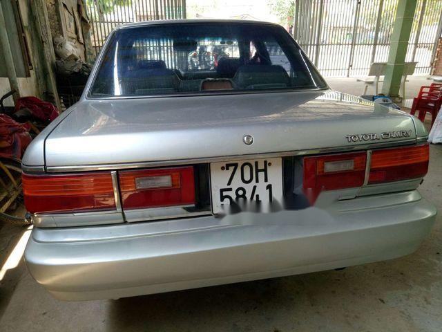 Bán xe Toyota Camry đời 1987, màu bạc