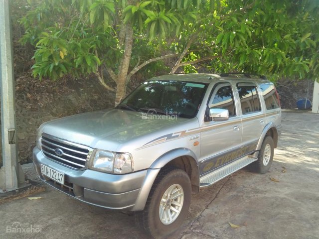 Bán xe Ford Everest năm sản xuất 2005 màu bạc. Xe nhập nguyên chiếc