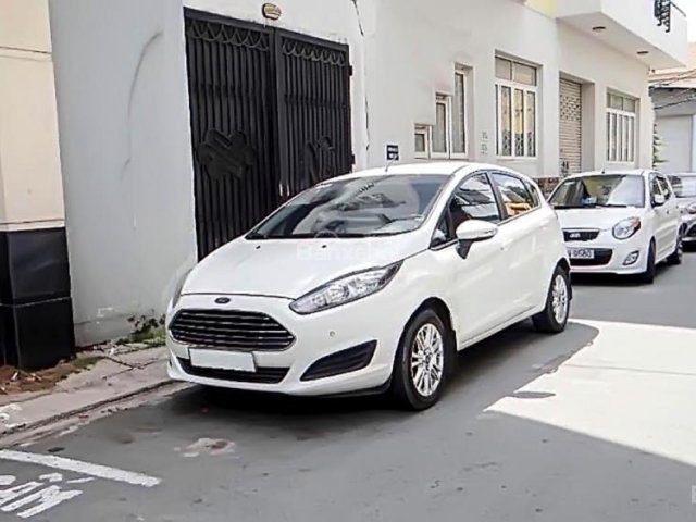 Cần bán xe Ford Fiesta 1.5AT năm sản xuất 2014, màu trắng, giá tốt