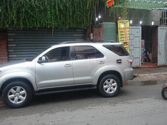 Cần bán xe Toyota Fortuner 2010, bản V, số tự động màu bạc