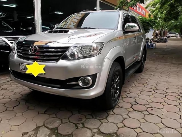 Cần bán Toyota Fortuner G đời 2015, màu bạc, đi được 2 vạn 8