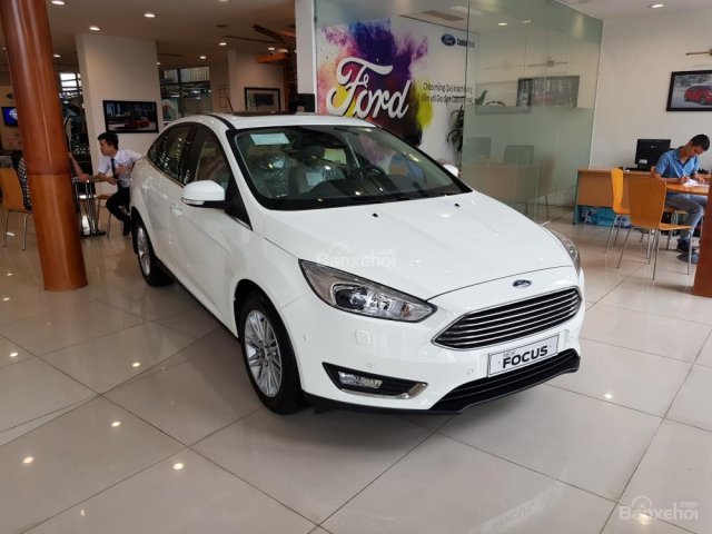 Bán Ford Focus 2018, màu trắng chỉ với 100 triệu tiền mặt, hỗ trợ trả góp lên tới 90% giá trị xe. Mr Trung: 0967664648