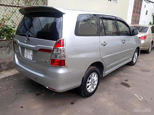 Bán xe Toyota Innova 2.0E sản xuất 2015, màu bạc, biển thành phố