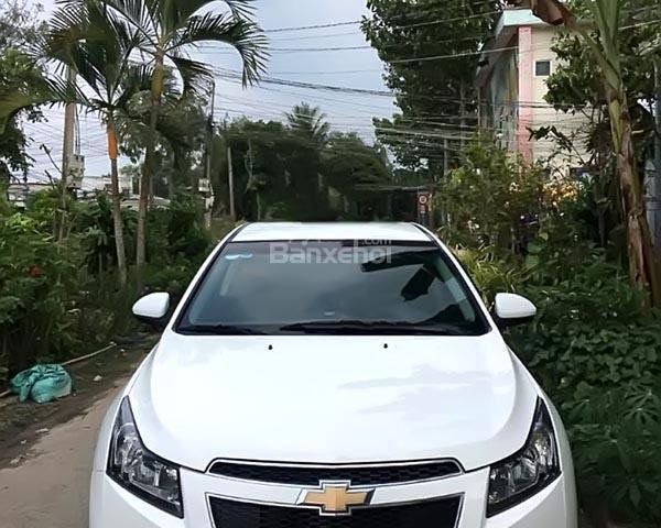 Cần bán Chevrolet Cruze đời 2011, máy 1.6, màu trắng