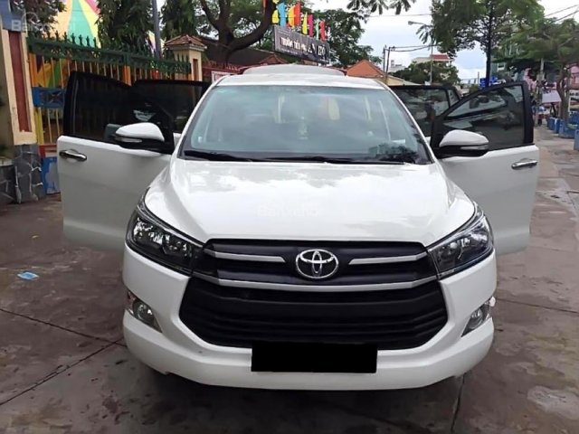 Cần bán Toyota Innova E MT sản xuất 2017, màu trắng, odo 25.000 km