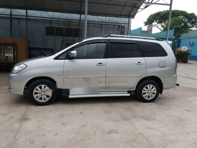 Bán xe Toyota Innova V đời 2010, màu bạc  