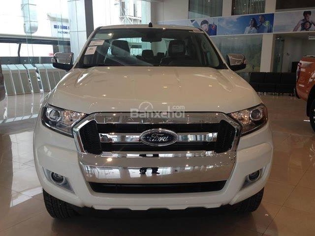 Bán Ford Ranger XLT 2.2MT 2 cầu mới 100% năm 2018, màu trắng, giá tốt. L/h 090.778.2222