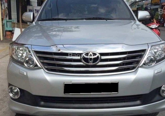 Gia đình cần bán nhanh Fortuner V 2013, máy xăng , hai cầu, màu bạc full mới