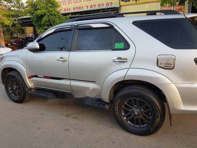 Bán Toyota Fortuner sản xuất năm 2015, màu bạc0