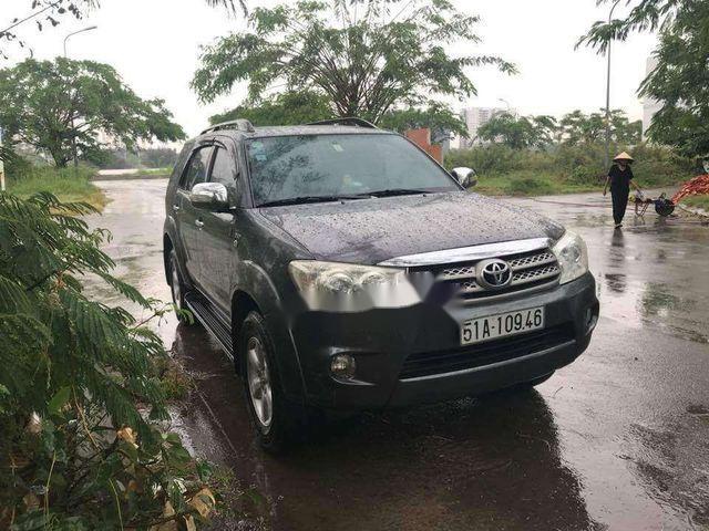 Cần bán xe Toyota Fortuner G năm 2011, màu đen số sàn, 650 triệu