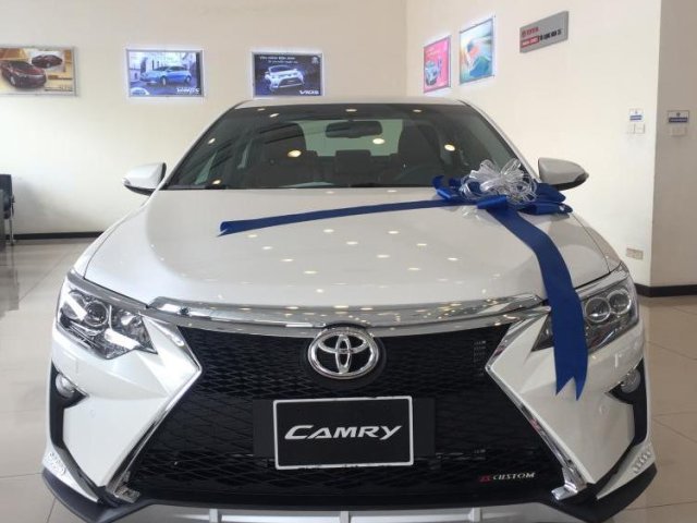 Bán Toyota Camry 2.5Q màu trắng, giao xe ngay, hỗ trợ vay tối đa đến 90%