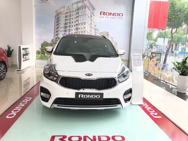 Bán xe Kia Rondo GATH năm sản xuất 2017, màu trắng giá cạnh tranh