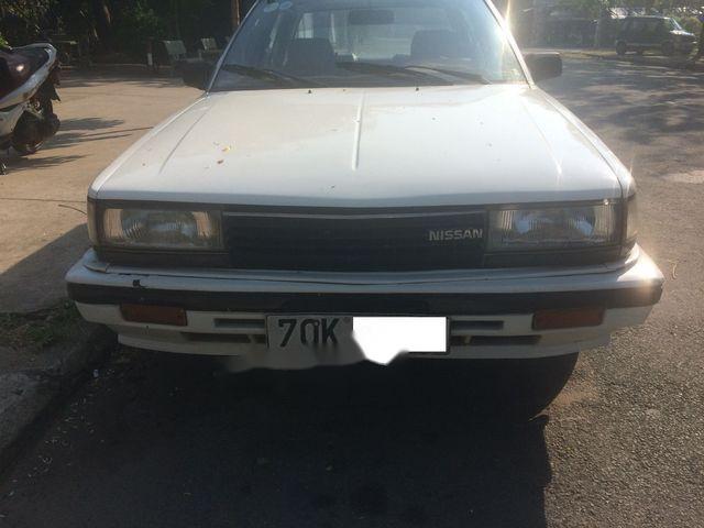 Cần bán gấp Nissan Bluebird 1985, màu trắng, giá 32tr