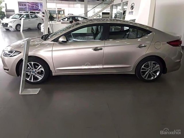 Bán ô tô Hyundai Elantra 2.0 AT đời 2018, màu ghi vàng