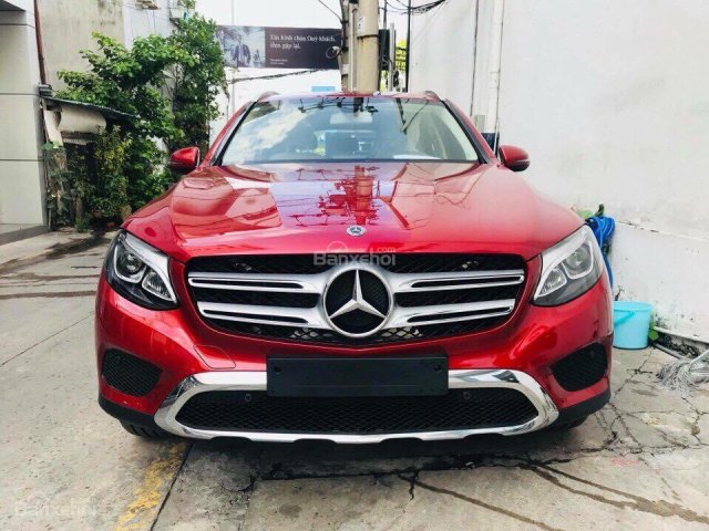 Bán xe Mercedes GLC 200 màu đỏ, giá tốt, giao xe ngay