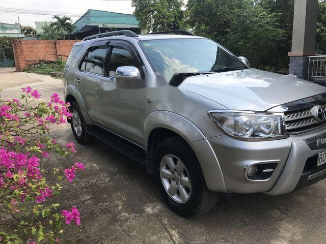 Bán xe Toyota Fortuner năm sản xuất 2010, màu bạc còn mới