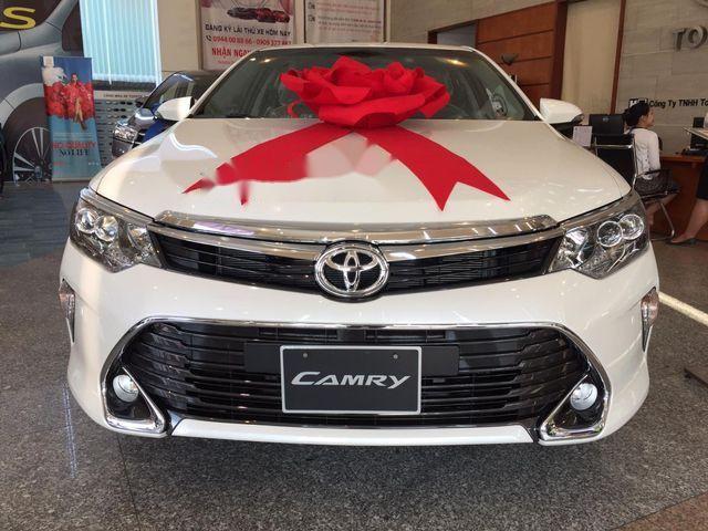 Cần bán xe Toyota Camry 2.0E đời 2018, màu trắng
