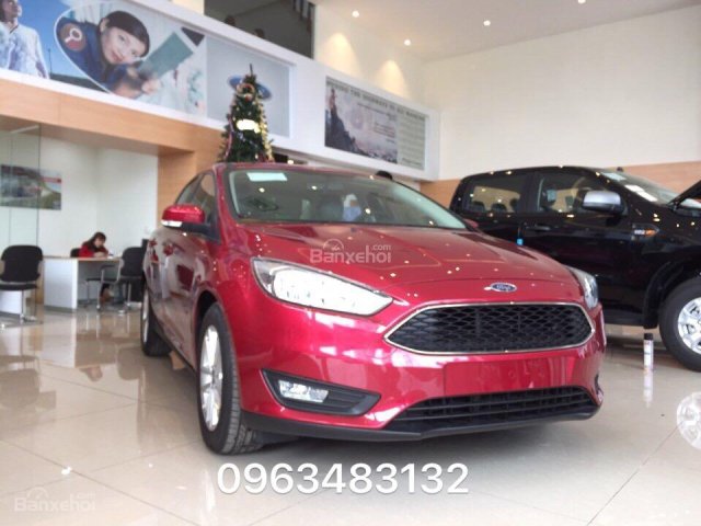 Bán xe Ford Focus Trend 4 cửa màu đỏ, hỗ trợ trả góp 80% tại Hà Nội