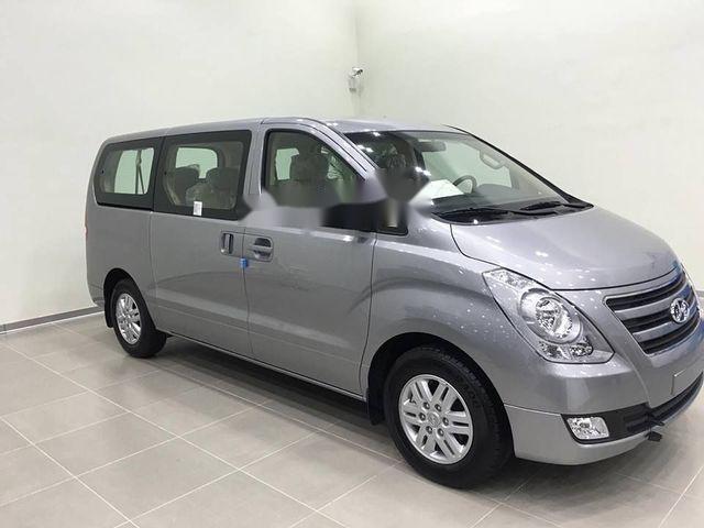 Bán xe Hyundai Starex sản xuất năm 2018, màu bạc