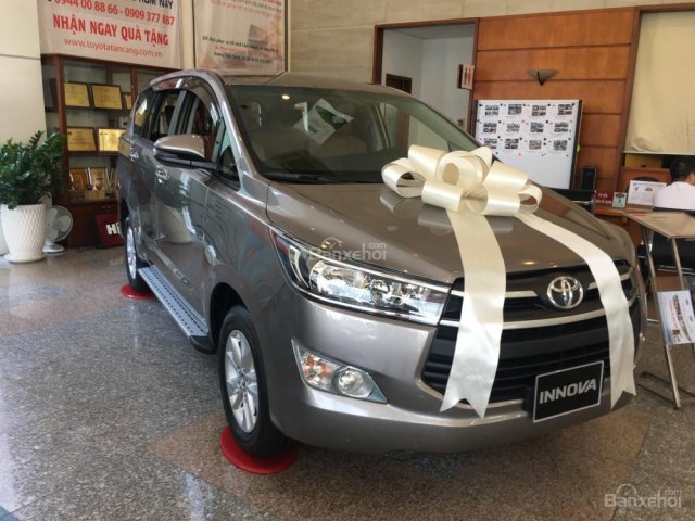 Cần bán xe Toyota Innova E đời 2018, màu xám, giá 708tr. Giảm giá và tặng phụ kiện