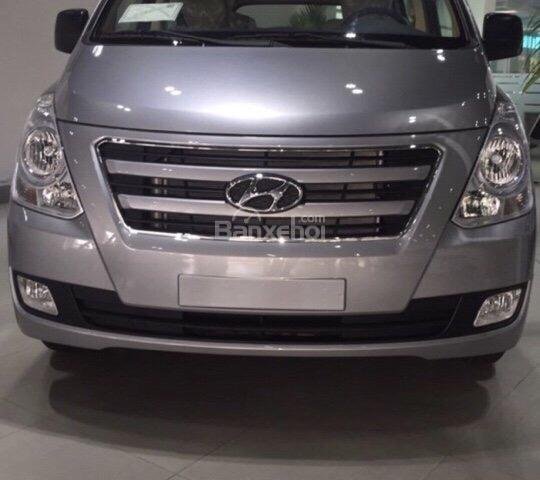 Bán xe Hyundai Starex 2.4 MT 6 chỗ, máy dầu, màu bạc, xe nhập giá tốt