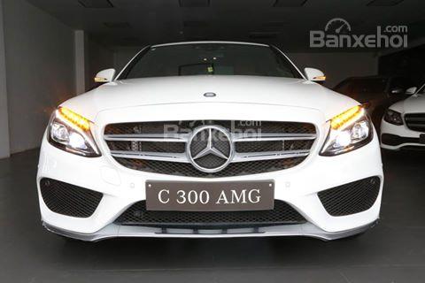 Bán xe Mercedes C300 AMG năm 2018, màu trắng