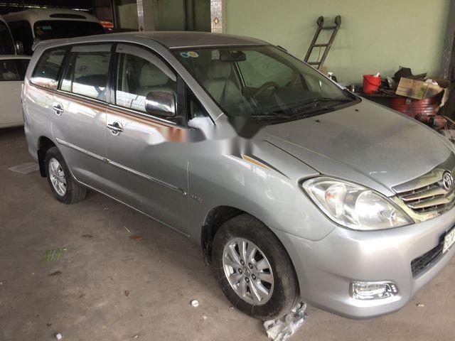 Cần bán Toyota Innova năm 2010, màu bạc