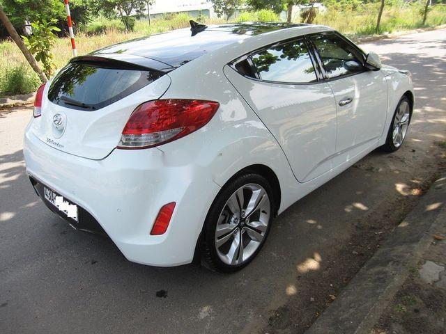 Cần bán gấp Hyundai Veloster 1.6 sản xuất năm 2011, màu trắng xe gia đình, giá 495tr