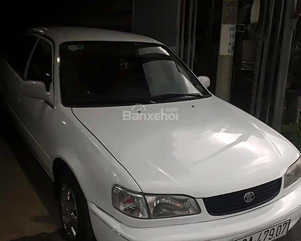 Gia đình bán xe Toyota Corolla năm sản xuất 2000, màu trắng, xe nhập