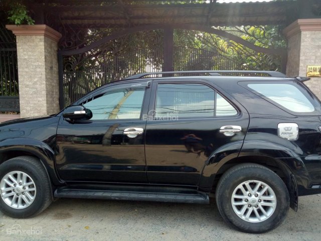 Cần bán Toyota Fortuner V năm 2013, màu đen