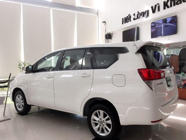 Bán xe Toyota Innova 2018, màu trắng, giá tốt