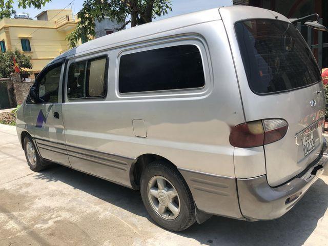 Cần bán gấp Hyundai Starex 2004, màu bạc