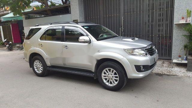 Cần bán gấp Toyota Fortuner G đời 2014, màu bạc xe gia đình giá tốt